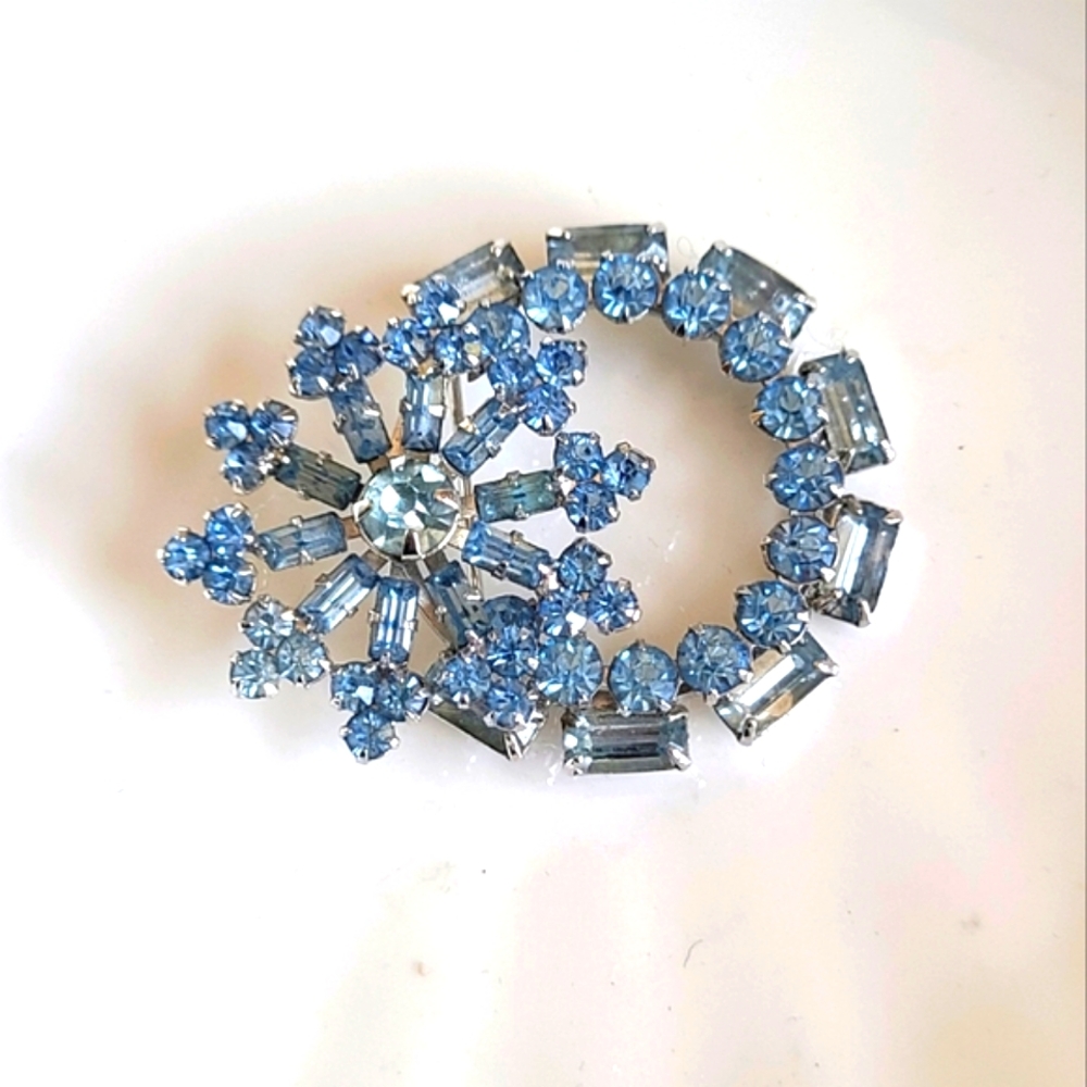 Vintage 1950s Silver Blue Crystal Rhinestone Flower Snowflake Brooch Pin